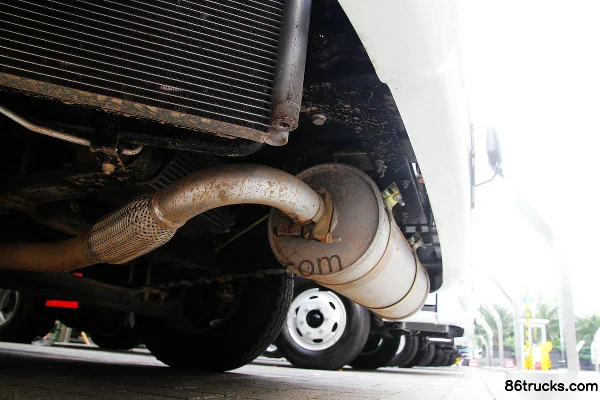 Yuejin Chaoyue C300 125hp 4X2(6 wheels) Explosive Transport Truck (Xier Brand) Chassis (1) | 86Trucks