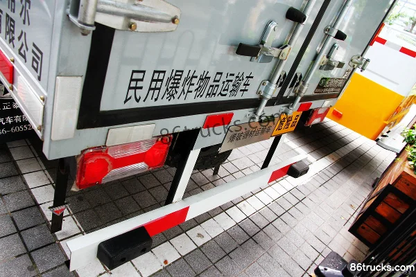 Yuejin Chaoyue C300 125hp 4X2(6 wheels) Explosive Transport Truck (Xier Brand) Body (2) | 86Trucks