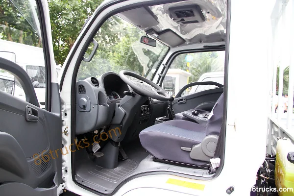 Yuejin Shangjun X101-28 112 hp 4X2(6 wheels) 3.7m single-row flatbed light truck Cab (2) | 86Trucks