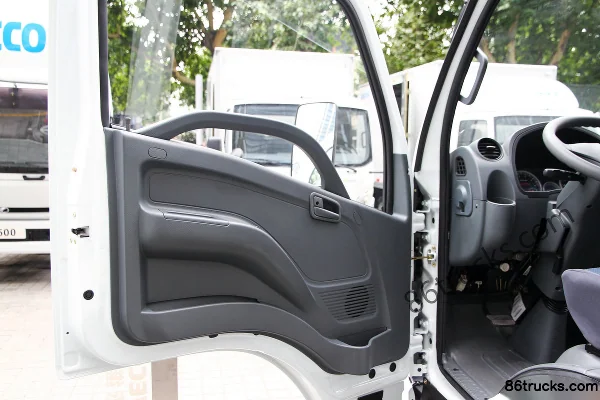 Yuejin Shangjun X101-28 112 hp 4X2(6 wheels) 3.7m single-row flatbed light truck Cab (1) | 86Trucks