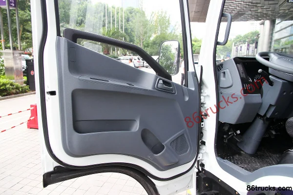 Yuejin Yuejin C100-28 125 hp 4X2(6 wheels) 3.6 m single-row flatbed light truck (SDEC) Cab (1) | 86Trucks