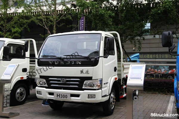 Yuejin Shuaihu H500 113hp 4X2(6 wheels) 4.7m Semi-row Flatbed Light Truck Exterior (2) | 86Trucks