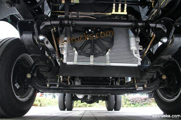 Yuejin Shuaihu H500 113hp 4X2(6 wheels) 4.7m Semi-row Flatbed Light Truck Chassis (2) | 86Trucks
