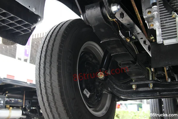 Yuejin Shuaihu H500 113hp 4X2(6 wheels) 4.7m Semi-row Flatbed Light Truck Chassis (1) | 86Trucks