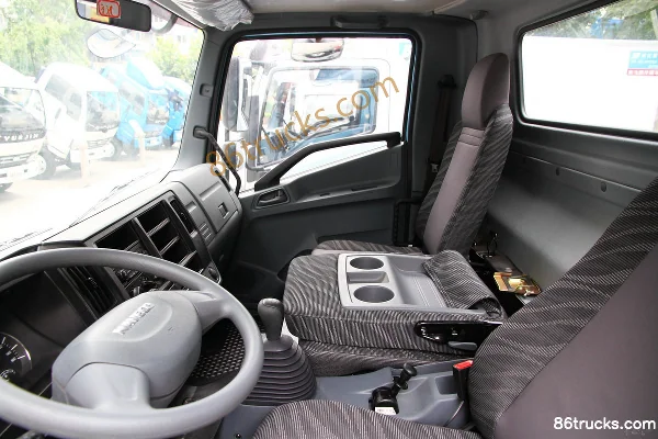 Yuejin Shuaihu H500-33 124 hp 4X2(6 wheels) 4.18m Single Row Stake Truck Cab (2) | 86Trucks