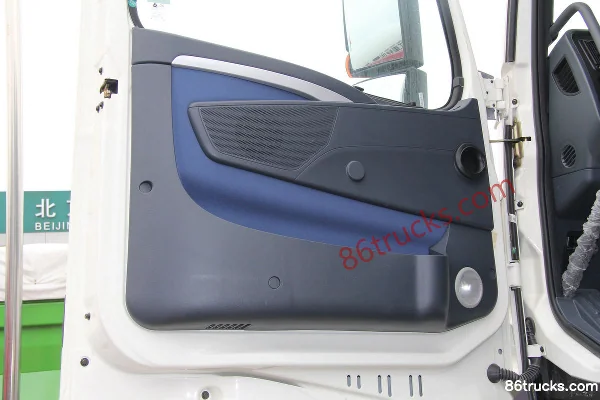 Sinotruk HOWO T7H Heavy Truck 400hp 6X4(10 wheels) Dangerous Goods Tractor Truck (High Roof)(16-speed) Cab (3) | 86Trucks