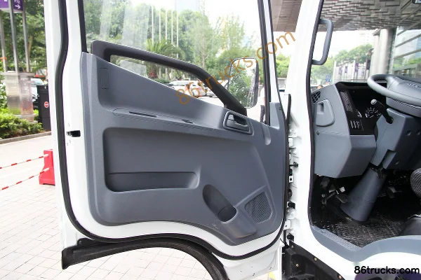 Yuejin Yuejin X500 141 hp 4X2(6 wheels) 4.24m Single Row Flatbed Light Truck Cab (1) | 86Trucks