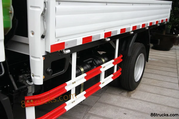 Yuejin Yuejin X500 141 hp 4X2(6 wheels) 4.24m Single Row Flatbed Light Truck Chassis (2) | 86Trucks