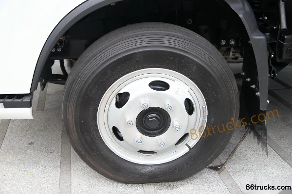 Yuejin Yuejin X500 141 hp 4X2(6 wheels) 4.24m Single Row Flatbed Light Truck Chassis (1) | 86Trucks
