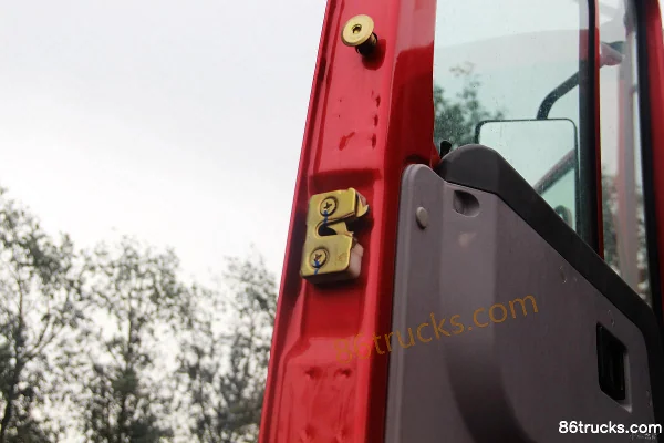 Sinotruk HOWO 266 hp 8X4(12 wheels) 6.5m dump truck Cab (2) | 86Trucks