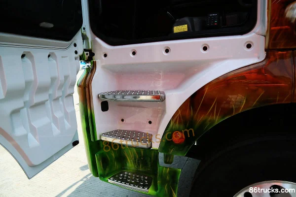 Sinotruk Sitrak C7H Heavy Truck 440 hp 6X2R Tractor Truck Cab (1) | 86Trucks