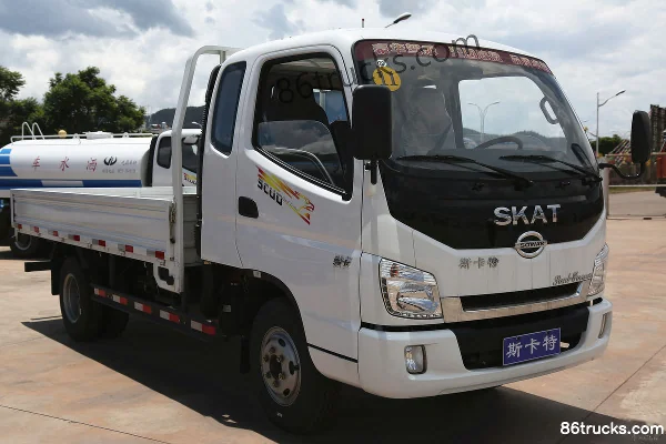 Shijun Sikate 102 hp 4X2(6 wheels) 3.8m Single Row Flatbed Light Truck Exterior (2) | 86Trucks