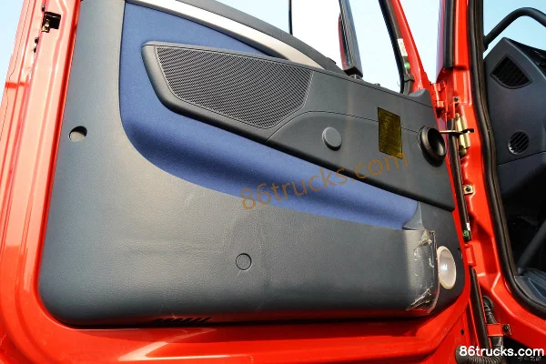 Sinotruk HOWO T7H Heavy Truck 360 hp 4X2(6 wheels) Tractor Truck Cab (3) | 86Trucks