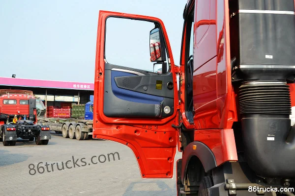 Sinotruk HOWO T7H Heavy Truck 360 hp 4X2(6 wheels) Tractor Truck Cab (1) | 86Trucks
