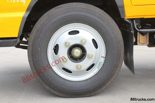 JAC Shuailing K330 120 hp 4X2(6 wheels) 3.2m double-row drop-side light truck Chassis (1) | 86Trucks