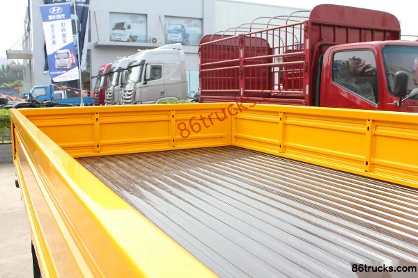 JAC Shuailing K330 120 hp 4X2(6 wheels) 3.2m double-row drop-side light truck Body (1) | 86Trucks