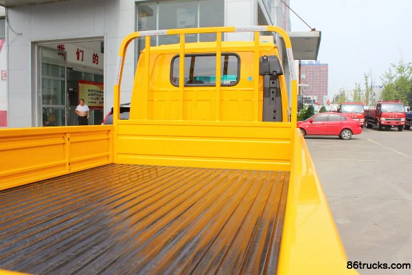 JAC Shuailing K330 120 hp 4X2(6 wheels) 3.2m double-row drop-side light truck Body (2) | 86Trucks