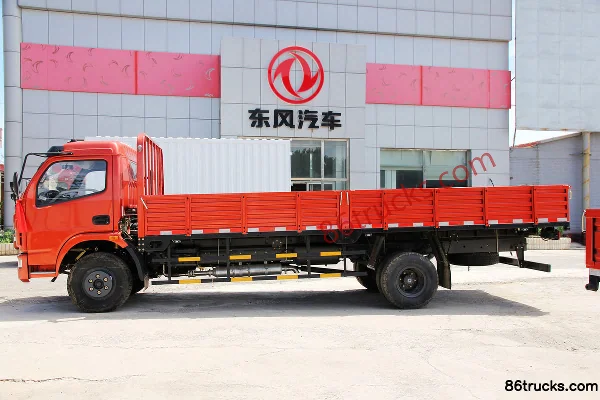 Dongfeng Duolika D8 136 hp 4X2(6 wheels) 6.4m Single Row Flatbed Cargo Truck Exterior (3) | 86Trucks
