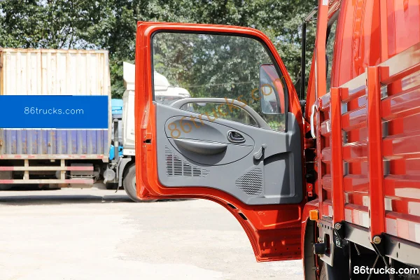Dongfeng Duolika D8 136 hp 4X2(6 wheels) 6.4m Single Row Flatbed Cargo Truck Cab (1) | 86Trucks