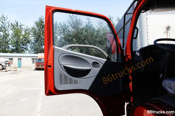 Dongfeng Duolika D7 2018 150hp 4X2(6 wheels) 5.58m Single Row Van Light Truck Cab (1) | 86Trucks