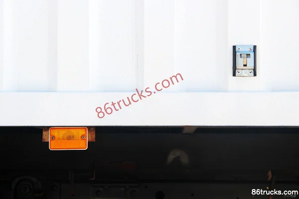 Dongfeng Duolika D7 2018 150hp 4X2(6 wheels) 5.58m Single Row Van Light Truck Body (2) | 86Trucks