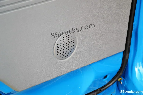 Jinbei Lingqi 87hp 4X2(6 wheels) 4.25m single-row box light truck Cab (2) | 86Trucks