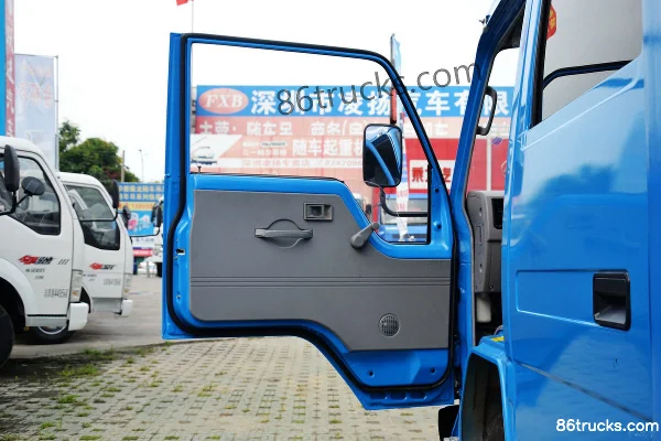 Jinbei Lingqi 87hp 4X2(6 wheels) 4.25m single-row box light truck Cab (1) | 86Trucks