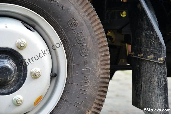 Jinbei Lingqi 87hp 4X2(6 wheels) 4.25m single-row box light truck Chassis (3) | 86Trucks