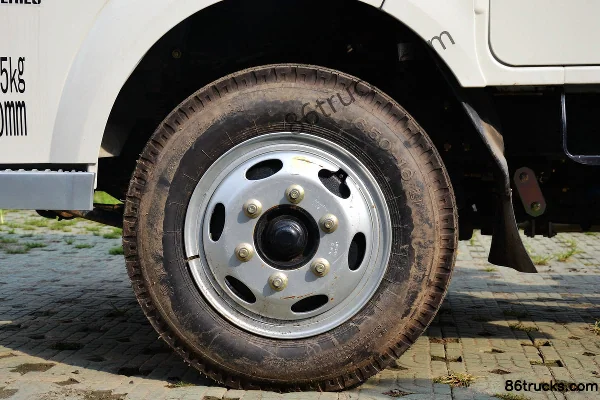 Jinbei Qiyun 95 ch 4X2(6 roues) camion plateau léger double cabine 3,3 m (frein hydraulique) Châssis (3) | 86Trucks