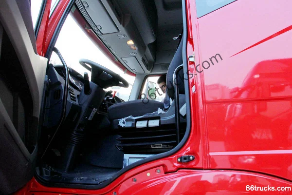 FAW Jiefang J6P heavy truck 390hp 6X2(8 wheels) tractor truck (Wuluosong Red) Cab (2) | 86Trucks