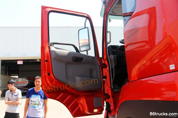 Dongfeng Commercial Vehicle Tianlong Heavy Truck 245 hp 6X2(8 wheels) Cargo Truck (Chassis) Cab (1) | 86Trucks