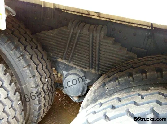 Dongfeng Liuqi Chenglong M3 375hp 8X4(12 wheels) Powder Material Truck (Zhonghang Fushi Brand) Cab (3) | 86Trucks