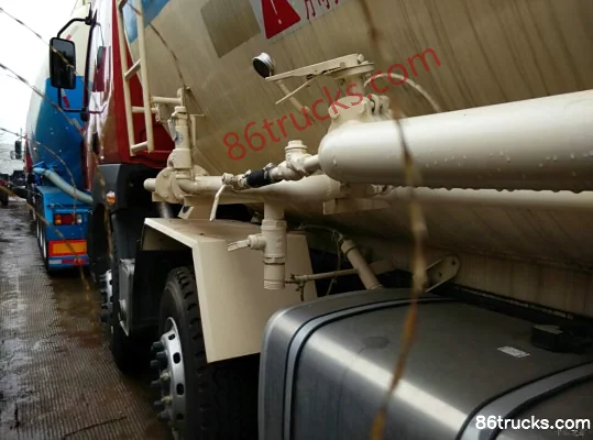Dongfeng Liuqi Chenglong M3 375hp 8X4(12 wheels) Powder Material Truck (Zhonghang Fushi Brand) Cab (1) | 86Trucks