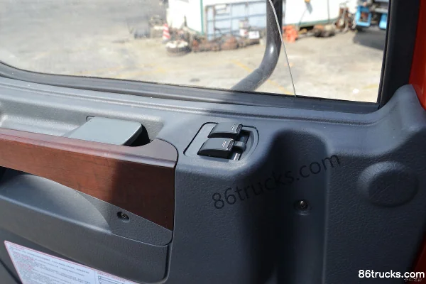 Dongfeng Liuqi Chenglong M5 Heavy Truck 280hp 8X4(12 wheels) 8.2m Cargo Truck Cab (3) | 86Trucks