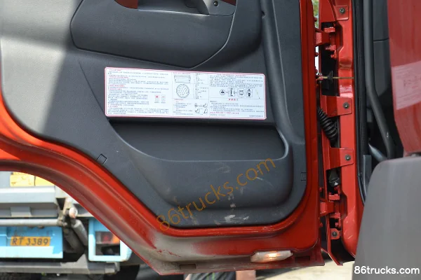 Dongfeng Liuqi Chenglong M5 Heavy Truck 280hp 8X4(12 wheels) 8.2m Cargo Truck Cab (2) | 86Trucks
