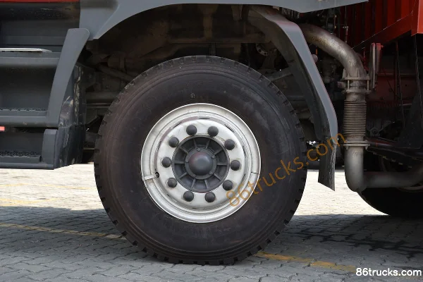 Dongfeng Liuqi Chenglong M5 Heavy Truck 280hp 8X4(12 wheels) 8.2m Cargo Truck Chassis (2) | 86Trucks