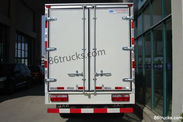 JAC Haoyun 33 124 hp 4X2(6 wheels) 3.8m one-and-a-half-row van light truck (wide body) Exterior (2) | 86Trucks