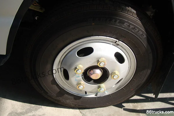 JAC Haoyun 33 124 hp 4X2(6 wheels) 3.8m one-and-a-half-row van light truck (wide body) Chassis (3) | 86Trucks