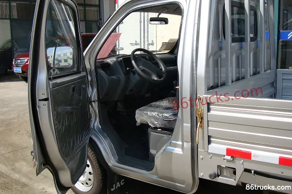 JAC Haowei 1.1L 60hp 4X2(6 wheels) gasoline 2.6m single-row flatbed micro truck Cab (1) | 86Trucks