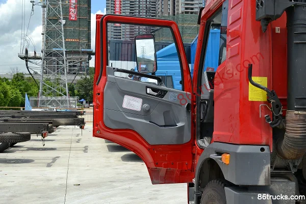 FAW Jiefang Qingdao Long V Medium Truck 180hp 6X2(8 wheels) 7.7m semi-row cargo truck chassis Cab (1) | 86Trucks