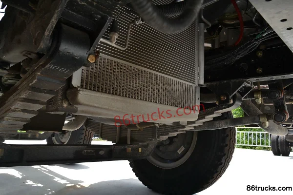 FAW Jiefang Qingdao Long V Medium Truck 180hp 6X2(8 wheels) 7.7m semi-row cargo truck chassis (2) | 86Trucks