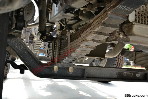 FAW Jiefang Qingdao Long V Medium Truck 180hp 6X2(8 wheels) 7.7m semi-row cargo truck chassis (1) | 86Trucks