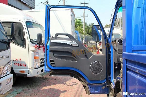 JAC Junling E5 102 hp 4X2(6 wheels) 4.18 m single-row flatbed light truck Cab (1) | 86Trucks
