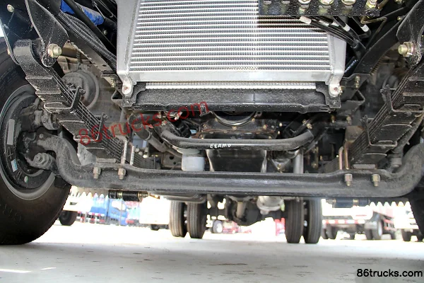 JAC Junling W380 124hp 4X2(6 wheels) 5.2m single-row van light truck Chassis (1) | 86Trucks