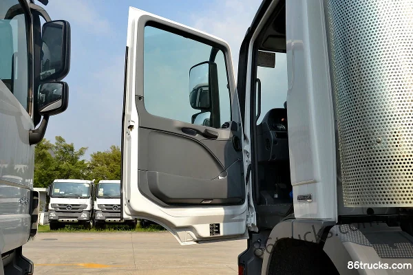 Mercedes-Benz Actros Heavy Truck 408hp 8X4(12 wheels) Cargo Truck (Model 4141 Chassis) Cab (1) | 86Trucks