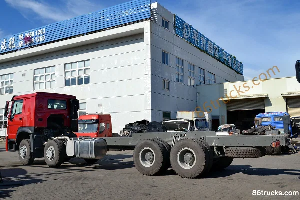 Sinotruk HOWO heavy truck 340hp 8X4(12 wheels) dump truck chassis Exterior (3) | 86Trucks