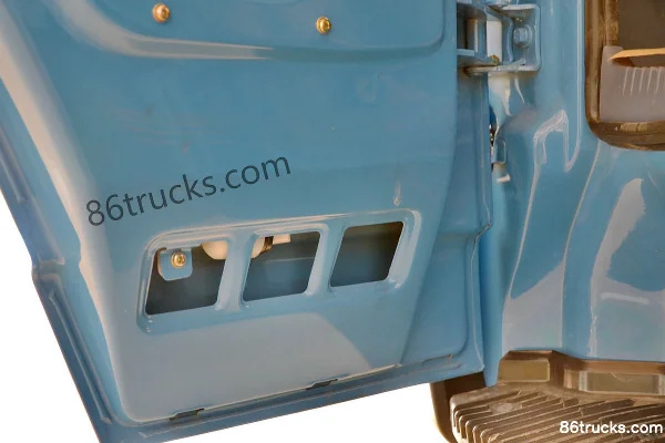 JMC Classic Shunda 108 hp 4X2(6 wheels) 3.4m Double Row Flatbed Light Truck Cab (2) | 86Trucks