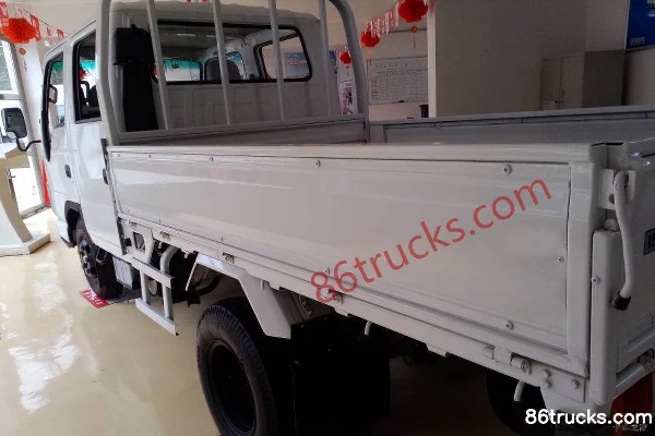 Qingling Isuzu 100P 98 hp 4X2(6 wheels) 3.2m double-row stake light truck Exterior (3) | 86Trucks