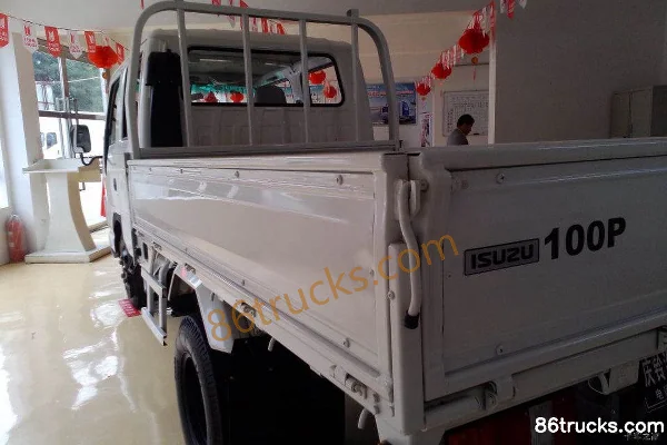 Qingling Isuzu 100P 98 hp 4X2(6 wheels) 3.2m double-row stake light truck Exterior (2) | 86Trucks