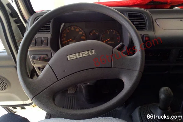 Qingling Isuzu 100P 98 hp 4X2(6 wheels) 3.2m double-row stake light truck Cab (2) | 86Trucks